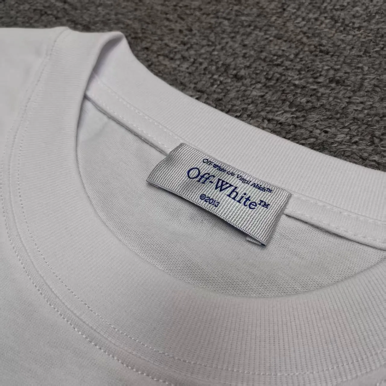 The top proven version OFF-WHI* 25SS new printed short-sleeves, loose fit, the same style for male and female couples stars. American designer Virgil Abloh founded the luxury street brand Off-White based on the pop culture of the younger generation. Walking between street culture and high-end fashion, contemporary elements are used to interpret youth culture, and fine workmanship is used to interpret trendy clothing. Photos, paintings and eye-catching graphic printing are all sources of inspiration for the designer. 32 counts of 260g double yarn pure cotton fabric, the printing uses Kornit digital direct injection technology, and the picture is clear. The white glue base ensures the firmness of the printing, and machine washing is stress-free - 1:1 original mold opening, ZP development, perfectly restored to the original version, produced by a large factory, not produced by a small factory on the market, fine wiring, top-notch craftsmanship, welcome to compare - A full set of customized accessories for collar labels, hang tags, and wash water labels - Exclusive logo packaging - No matter age, body shape or gender, it is very suitable for both men and women. All details are real photos, buy with confidence. Color: White Size: S-XL P;120